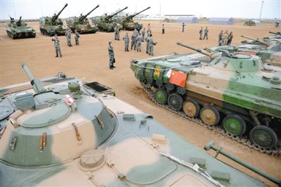 8月21日,在朱日和基地,中外參演部隊(duì)代表在裝備展覽交流活動(dòng)現(xiàn)場(chǎng)參觀中國(guó)人民解放軍裝備。