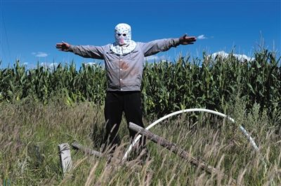 一牧民向記者描述化工園區(qū)打的水井：“他們的井又深又大，我們肯定搶不過他們。”