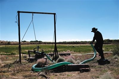 　布日古德起動水泵，等了幾分鐘才有水上來，沒抽一會兒就沒水了，等一陣子才能繼續(xù)抽。