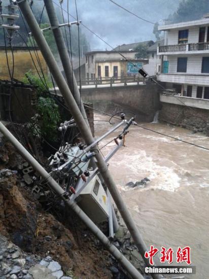 9日以來，陜西省鎮(zhèn)巴縣持續(xù)出現(xiàn)強(qiáng)秋淋天氣，21鎮(zhèn)不同程度受災(zāi)，電力、交通、移動(dòng)通訊一度中斷。