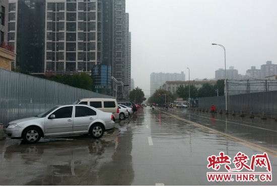 由于停車場分配不均，廣大私家車主選擇將車停在路邊。