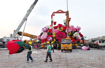 吊裝現(xiàn)場。昨晚，天安門立體主花壇“祝福祖國”完工，今天起供游人參觀。