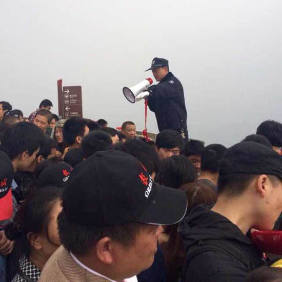 八達(dá)嶺長(zhǎng)城上保安在維持秩序。