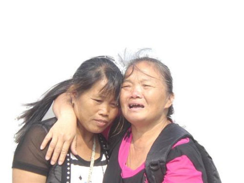 見到救命恩人魏冬桂（左），沈愛蘭十分激動