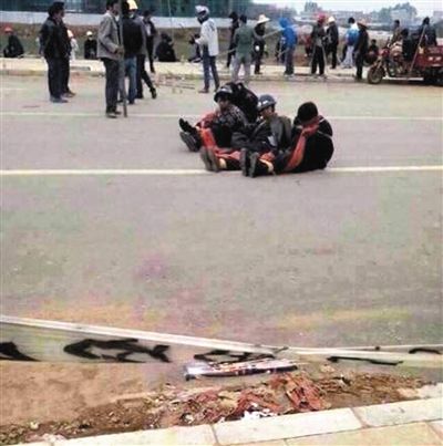 14日，沖突現(xiàn)場(chǎng)，幾名頭戴鋼盔的人被捆綁著。圖/東方IC