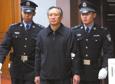 昨天，被告人張曙光在法庭上聽取宣判。新華社發(fā)