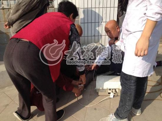 醫(yī)生正在對女嬰舅媽進行現(xiàn)場洗胃處理 醫(yī)生正在對女嬰舅媽進行現(xiàn)場洗胃處理