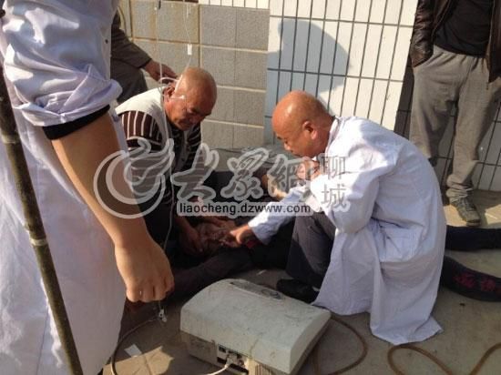 醫(yī)生正在對女嬰舅媽進行現(xiàn)場洗胃處理 醫(yī)生正在對女嬰舅媽進行現(xiàn)場洗胃處理