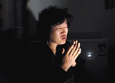 昨日,呼格吉勒圖的媽媽尚愛云在內(nèi)蒙古呼市家中講述這些年來的上訪經(jīng)歷。本版圖片/新京報記者 郭鐵流