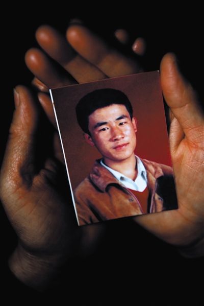 尚愛云捧著兒子的照片。