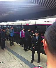 昨日18時(shí)57分，北京地鐵5號(hào)線惠新西街南口一女子遭遇不幸。昨晚9時(shí)記者在中日友好醫(yī)院發(fā)現(xiàn)女子已不幸身亡，女子遇險(xiǎn)是被夾在安全門和地鐵門中間，列車啟動(dòng)后掉下站臺(tái)。