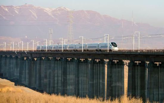 11月16日，從烏魯木齊南站首發(fā)的D8602次列車駛往哈密。