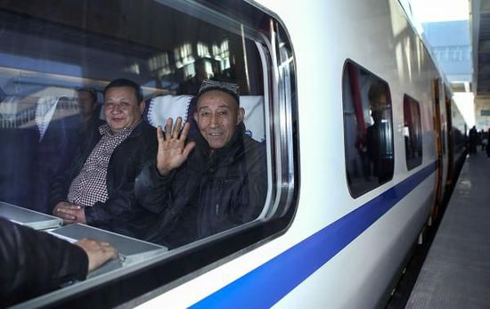 11月16日，旅客乘坐從烏魯木齊南站首發(fā)的D8602次列車。