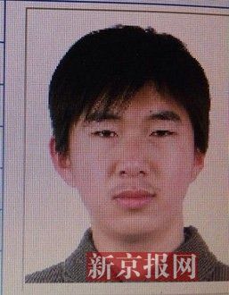 犯罪嫌疑人李小龍，27歲，唐山樂亭人。村干部說李小龍經(jīng)常把自己關(guān)在家里