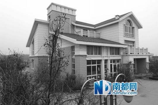 　馬超群在赤土山村村委會(huì)旁的別墅，就是以“自來(lái)水維護(hù)站”的名義拿的地。