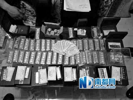 　馬超群家中金條清點(diǎn)現(xiàn)場(chǎng)。