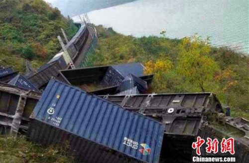 圖為脫軌現(xiàn)場。通訊員 毛毛 攝