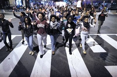 　24日，美國華盛頓，民眾在白宮前參加示威，抗議不起訴槍殺黑人青年的白人警察。