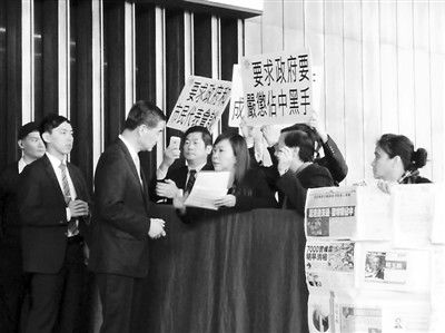 撐警大聯(lián)盟召集人李偲嫣2日到特首辦請?jiān)?，要求政府?yán)厲處置“占中三子”和“雙學(xué)”的代表。