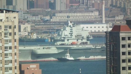 青島軍港周圍高樓林立，一睹遼寧號(hào)真容只需要一個(gè)好天氣（資料圖片）