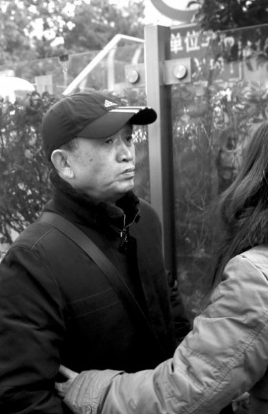 受害人黃洋的父親黃國強準備進入法院。