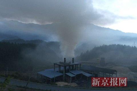 污染企業(yè)排放煙塵。當?shù)鼐W(wǎng)友供圖