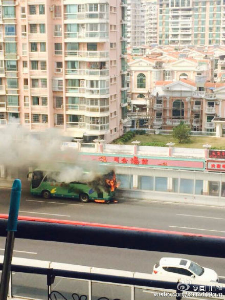 廈門一載10余人客車起火自燃 火光沖天 廈門一載10余人客車起火自燃 火光沖天