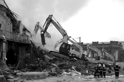 3日下午，挖掘機在現(xiàn)場作業(yè)。 譚青/攝