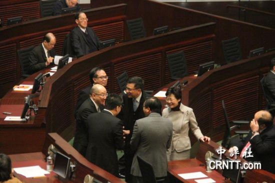 答問大會(huì)之前，港府司局長(zhǎng)等高官聚談（中評(píng)社 鄧冠英攝）