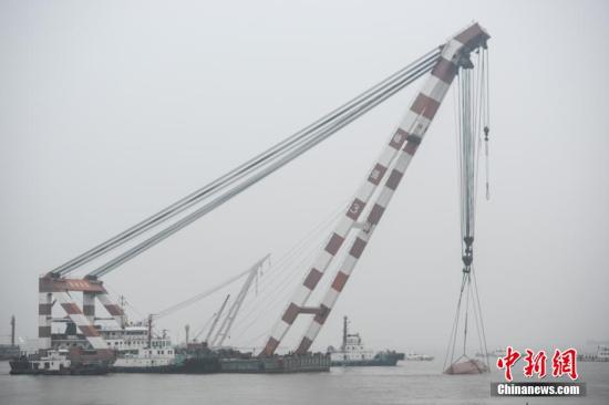  事故沉船已拖至北岸淺水區(qū)域。