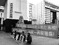 部分死者家屬在贛州市人民檢察院門口呼吁公開贛州市監(jiān)獄監(jiān)控錄像 部分死者家屬在贛州市人民檢察院門口呼吁公開贛州市監(jiān)獄監(jiān)控錄像