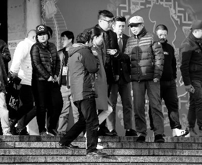 彩排后，高曉攀、尤憲超和不知名女演員聆聽馮鞏總結訓話