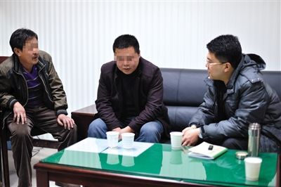 1月7日，陜西省榆林市，國家信訪局第五督查組成員王治鐸（右一）與兩名信訪人約談。 楊凱 攝