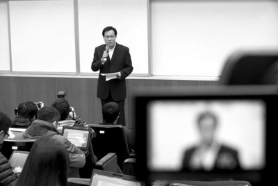 2月8日，在臺北福華會館，復興航空代表劉忠繼向媒體介紹家屬說明會溝通情況。新華社發(fā)