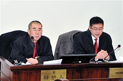1月5日，呼市中院審理趙志紅案。律師謝飛（左）和張瑞軍（右）出庭為趙志紅辯護(hù)。