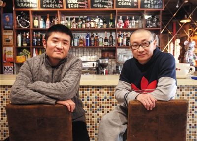 　14日，西安交通大學(xué)路66號(hào)公路咖啡館，苗阜（左）、王聲（右）兩位青年相聲演員今年將第一次登上春晚