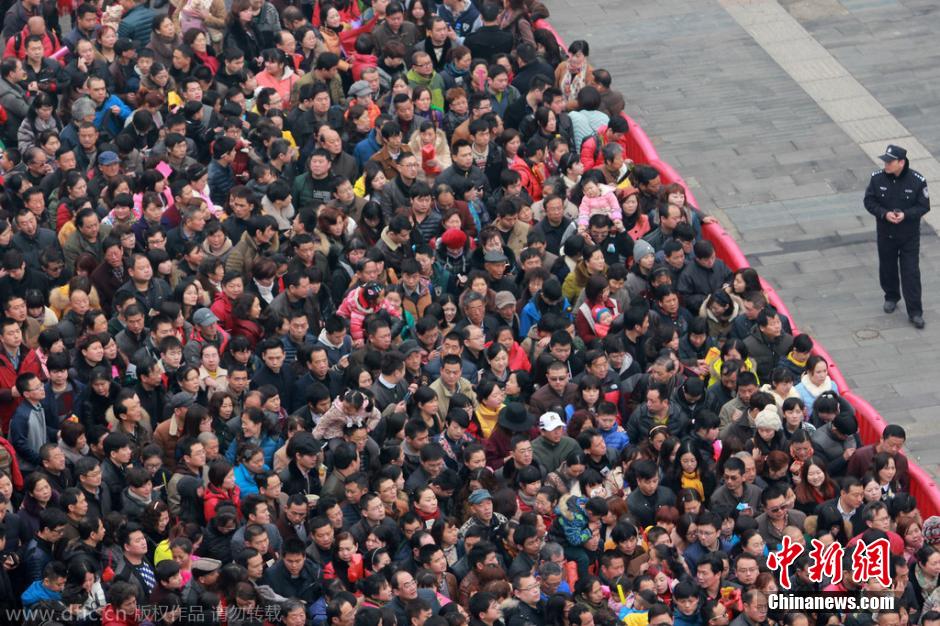 大年初五全國各地民眾燒香拜財(cái)神 大年初五全國各地民眾燒香拜財(cái)神