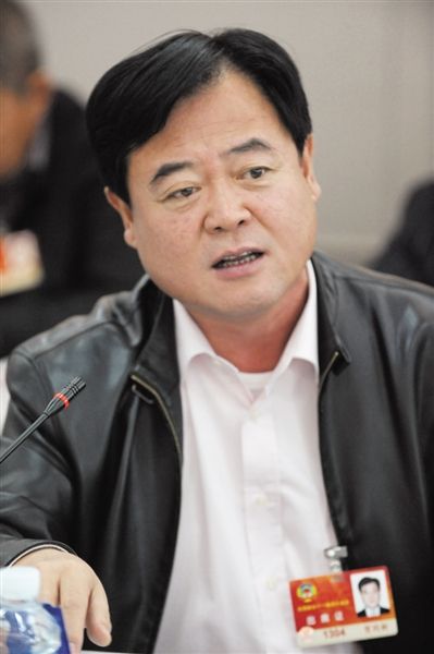 　政協(xié)委員、中國通用技術(shù)集團(tuán)董事長賀同新稱，按照2014年的數(shù)字，他的薪水下降了近50%。圖/CFP