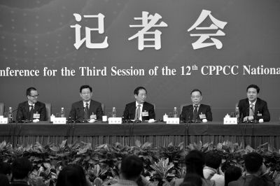 昨日，政協(xié)十二屆三次會議舉行記者會，五位嘉賓回答中外記者提問。京華時報記者王海欣攝