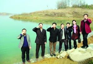 活動儀式現(xiàn)場，一眾人舀起漳河水直接喝下