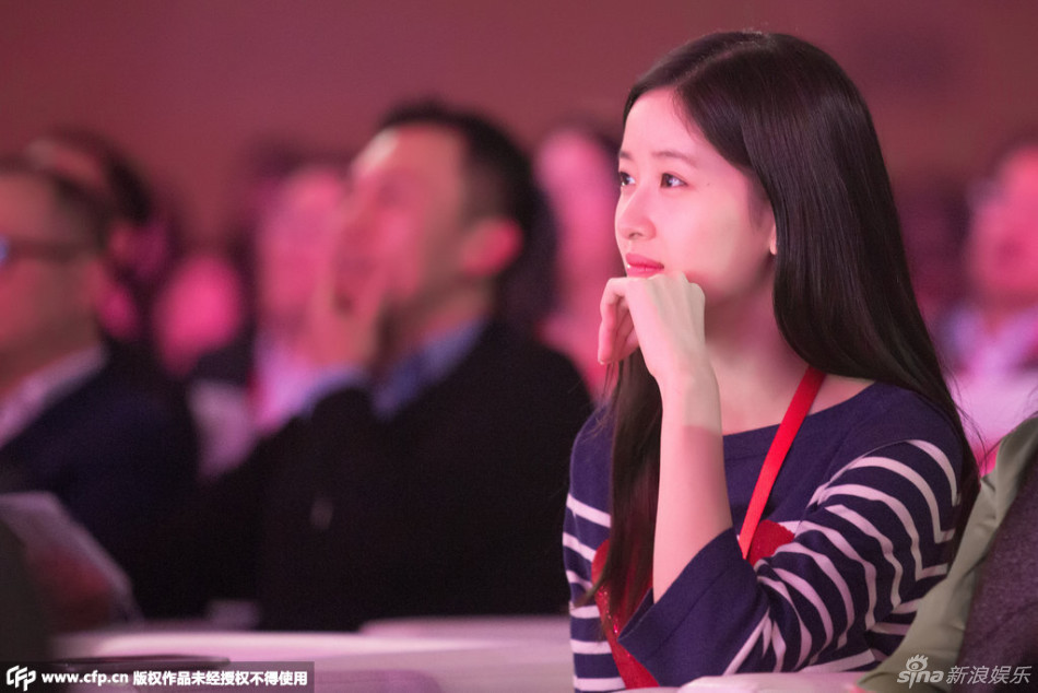 奶茶妹妹與劉強(qiáng)東親密熱聊滿目愛(ài)意 奶茶妹妹與劉強(qiáng)東親密熱聊滿目愛(ài)意