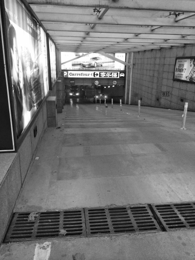 　　國貿(mào)360的地下車庫，坡陡讓人膽寒。