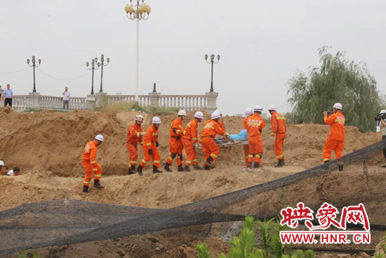 12點07分，又一人被抬出