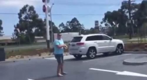 圖一：澳大利亞男子發(fā)飆的樣子被兩個(gè)兒子偷拍，并將視頻取名為“憤怒的老爹”上傳至網(wǎng)絡(luò)。