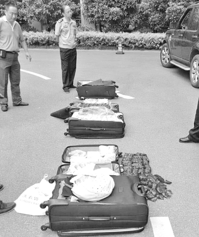 圖為民警搜出的毒品。