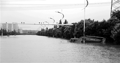 6月28日，南京暴雨致云臺山河漫堤，祿口機(jī)場高速雙向封閉 供圖/CFP