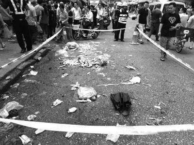 7月11日，群眾在事發(fā)現(xiàn)場外圍觀。新華社發(fā)