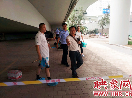 事發(fā)后，警方封鎖現(xiàn)場(chǎng)進(jìn)行調(diào)查取證。