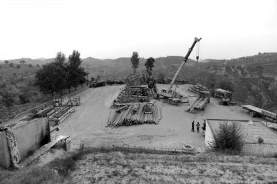 處延長(zhǎng)石油的油井。