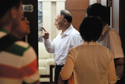 劉鵬局長走出會場。昨日的足球改革發(fā)展工作會議上，國家體育總局為中國足球“開了一扇門”。